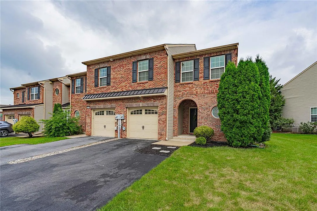 3 bed, 2.5 bath, 2257 sqft, $2,800 — Photo 2