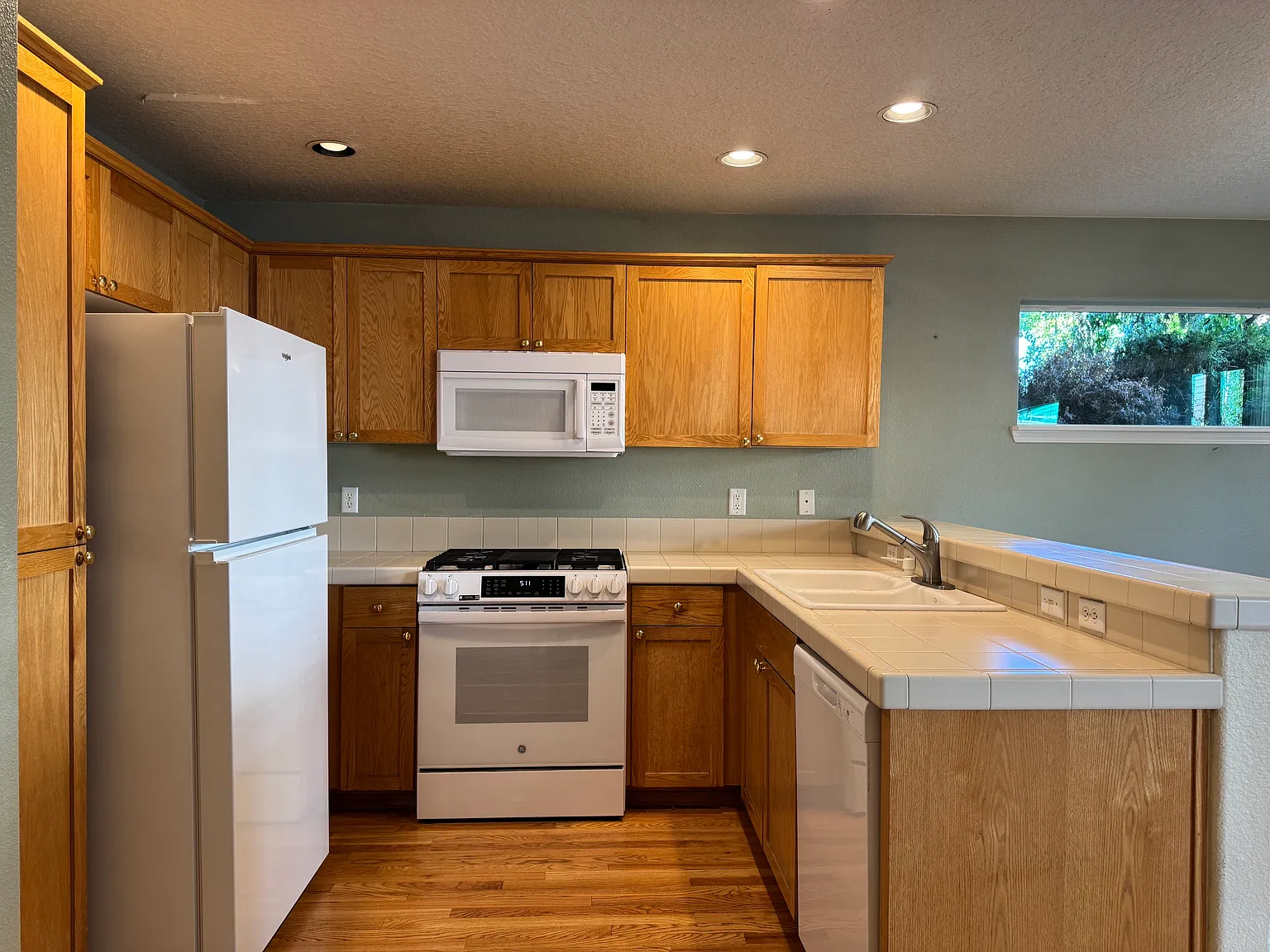 3 bed, 2.5 bath, 1650 sqft, $2,600 — Photo 2