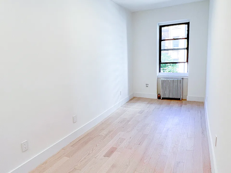 206 W 21st St #11