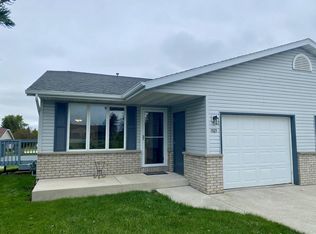 525 Dutch Ct, Oostburg, WI 53070