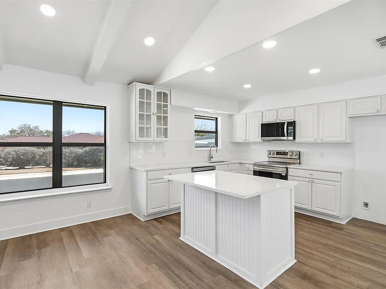 100 Howard Dr — Photo 5