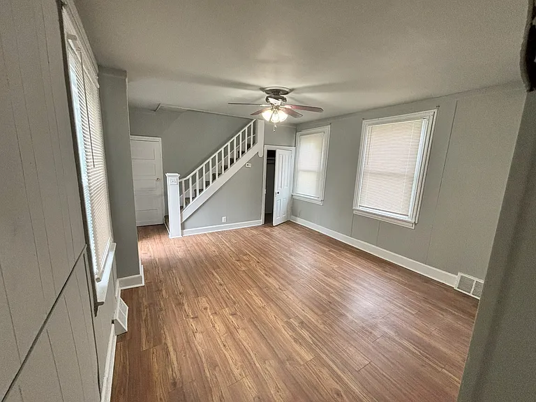211 Front St #4 — Photo 4