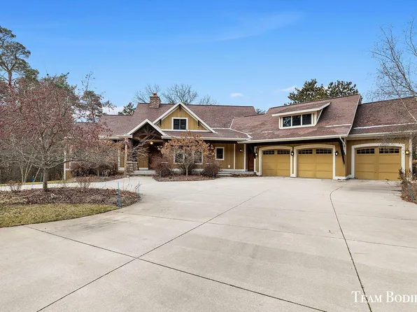 7420 Valle Del Pino Dr NE, Rockford, MI 49341