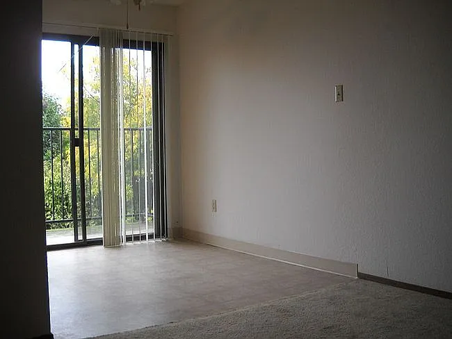 Woodland Apartments — Photo 3