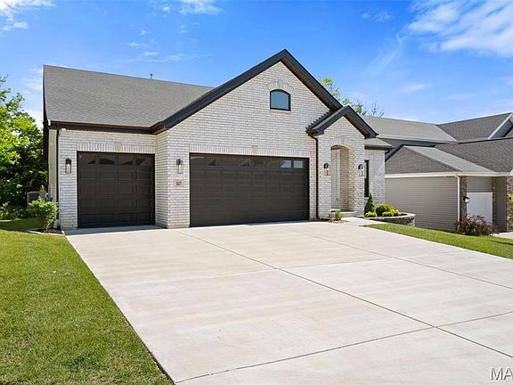 2nd image of 827 Summit Bluff Ct