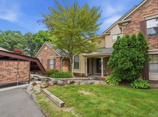 29726 Pine Ridge Cir, Farmington, MI 48331