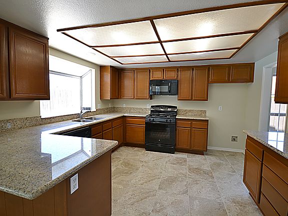5th image of 37423 Oxford Dr