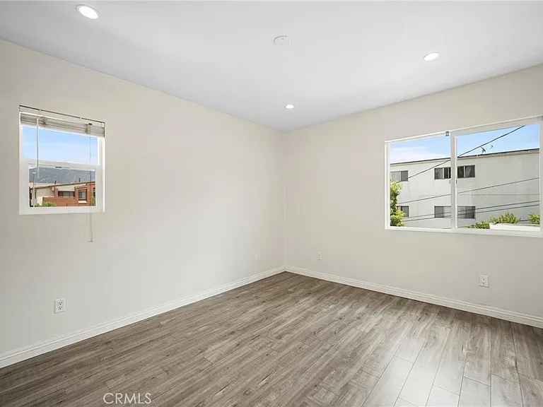 532 W Harvard St — Photo 15