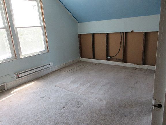 4th image of 3056 N Narragansett Ave
