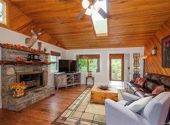3rd image of 374 Woodmore Dr