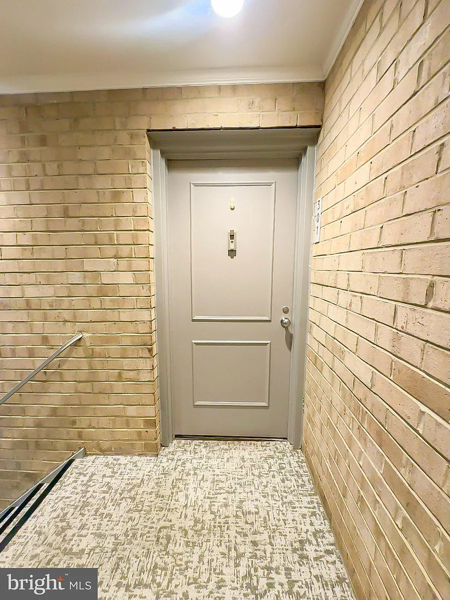 Building Photo - 6 Monroe St #301
