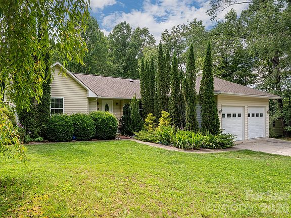 3rd image of 69 Mountain Ridge Ln