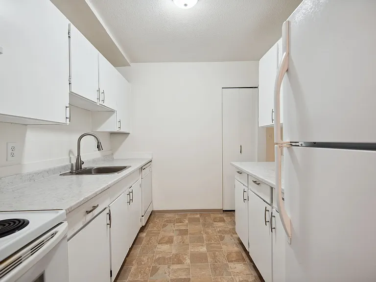 215 10th St #203 — Photo 6