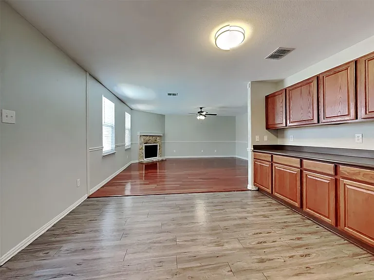 527 Laurel Ln — Photo 9