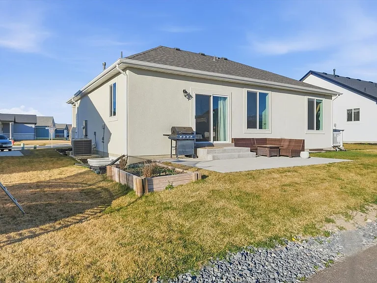 740 W 500 N — Photo 20