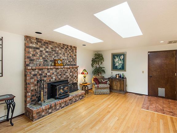 3rd image of 2715 Virginia Ave E