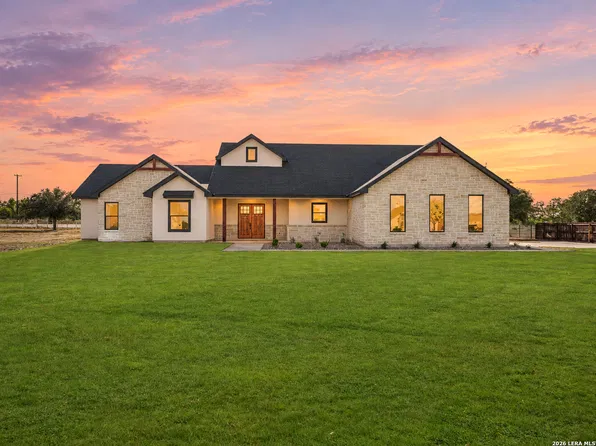 101 W MEDIUM MEADOW DR, Lytle, TX 78052