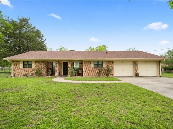 130 Elm St, Flatonia, TX 78941