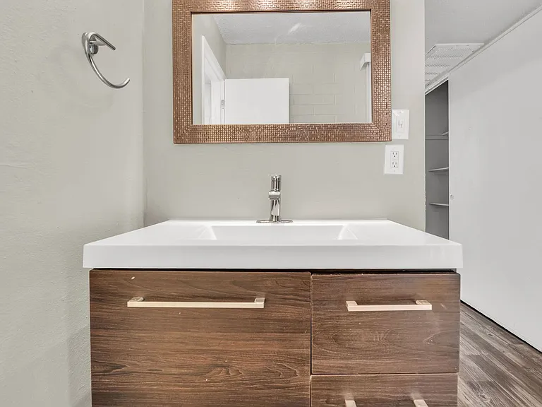 Elton Studio Suites — Photo 34