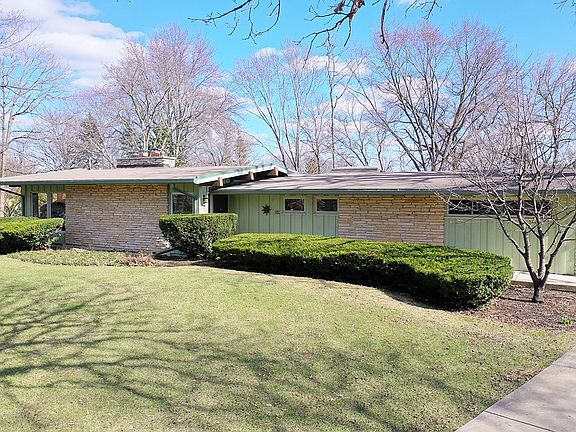 2nd image of 301 E Longacres Ln