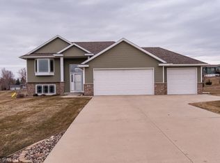 990 River Bluff Rd SE, Mazeppa, MN 55956