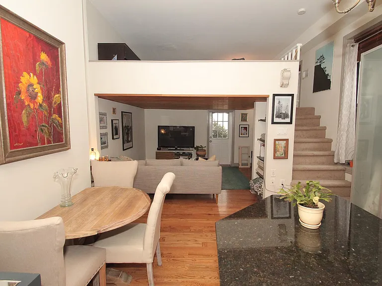 902 Pine St — Photo 6