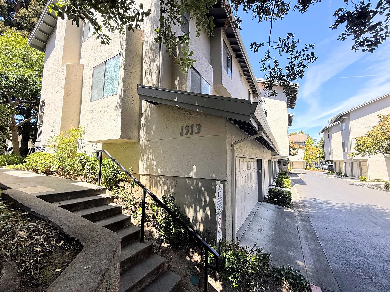 2 bed, 920 sqft, $3,200 — Photo 2