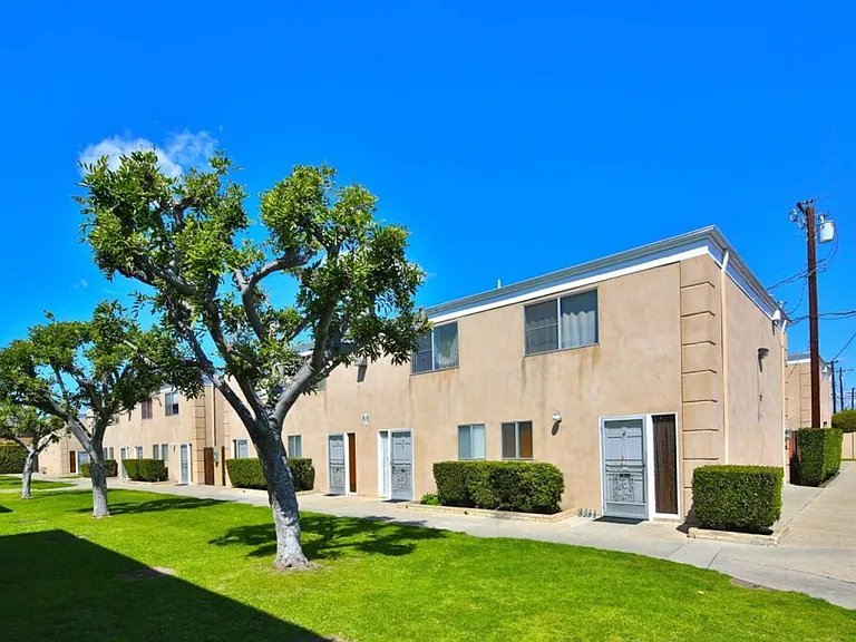 Lynrose Manor Apartments — Photo 24