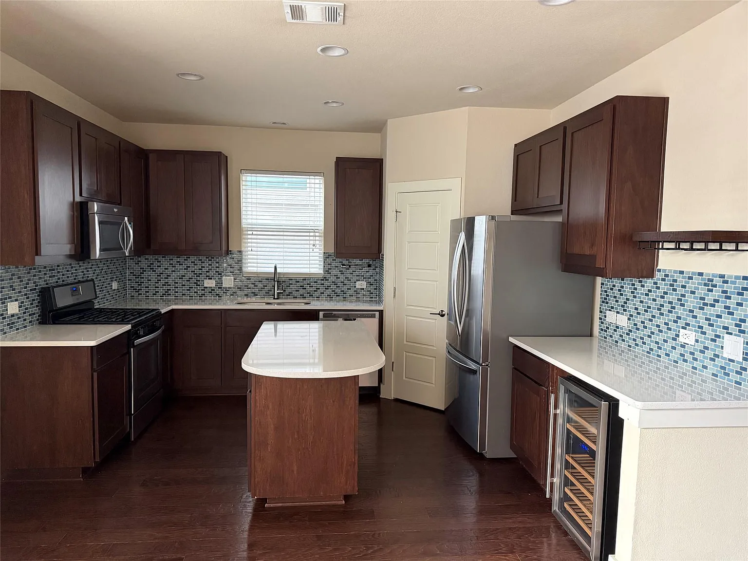 3 bed, 3.0 bath, 1745 sqft, $2,600 — Photo 4