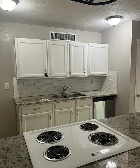 916 Hawthorne Dr — Photo 8