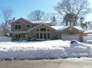 16 Atkinson Ln, Coram, NY 11727