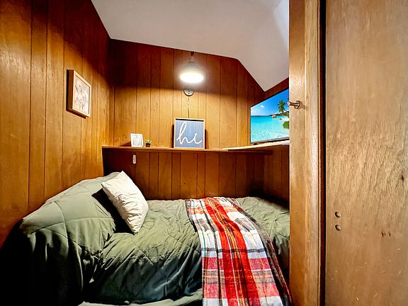 Twin bed and bedding. Great for one person while you're in town.