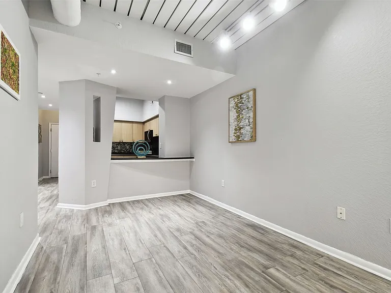 2402 W Azeele St #418 — Photo 16