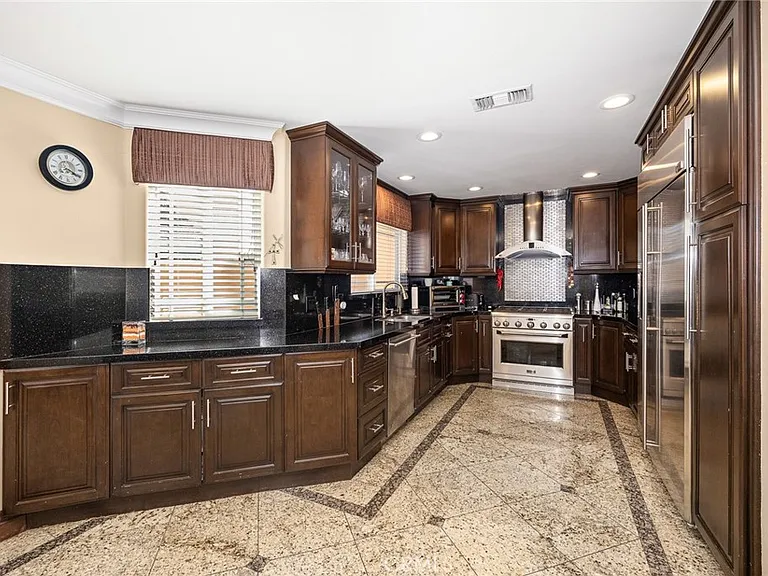 10610 Oak Tree Way — Photo 17