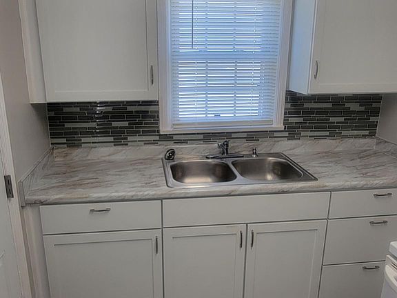 4th image of 416 Ashwood Ave APT A