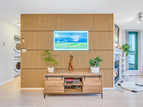 5899 Wilson Ave #1102, Burnaby, BC V5H 4R9