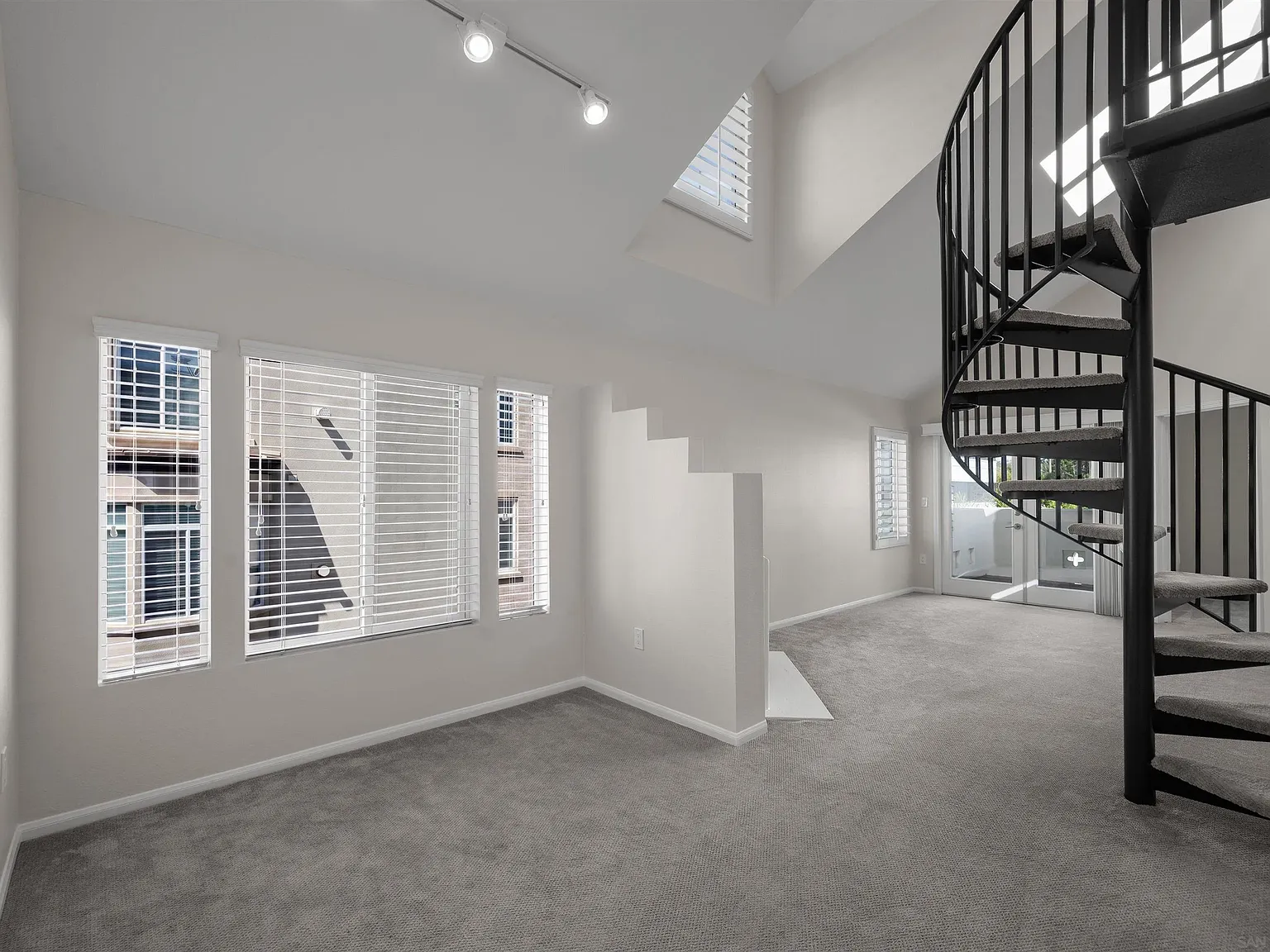 Laurel Bay Condominiums — Photo 2