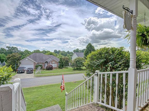 3rd image of 700 Glen Oaks Pl