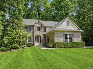 2790 Pine Bluffs Ct, Highland, MI 48357