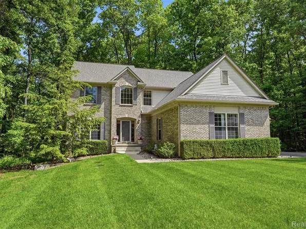 2790 Pine Bluffs Ct, Highland, MI 48357