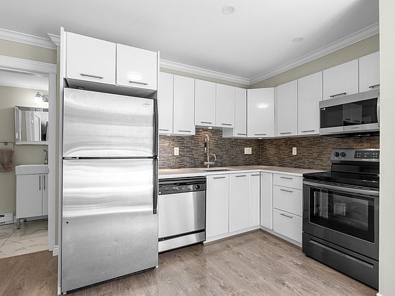 5th image of 999 W 20th Ave