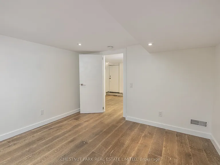 1654 Gerrard St E — Photo 17