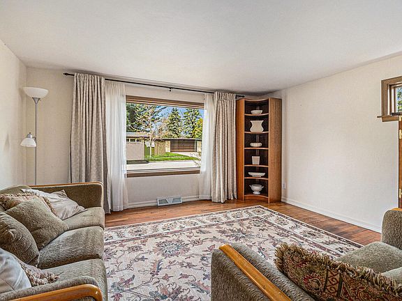 3rd image of 422 N Park St