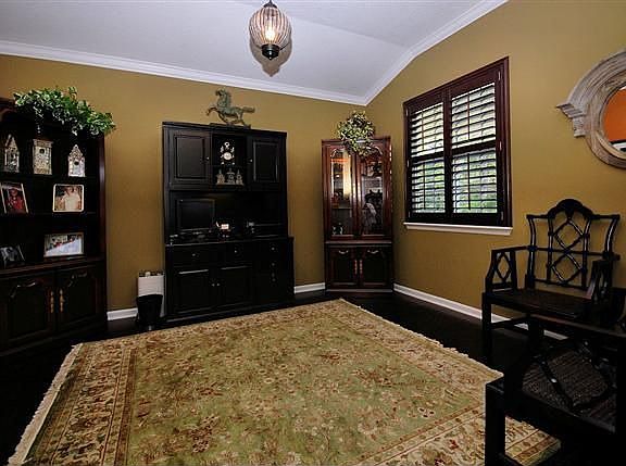 4th image of 290 Roaring Brook Dr