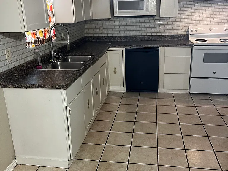 6215 N Victor Ave — Photo 8