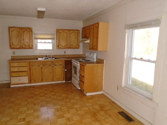 4th image of 172 Chatelaine Ave