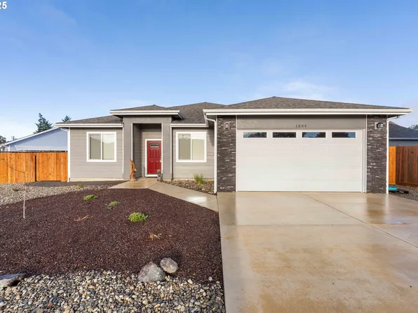 1884 Steelhead St, North Bend, OR 97459