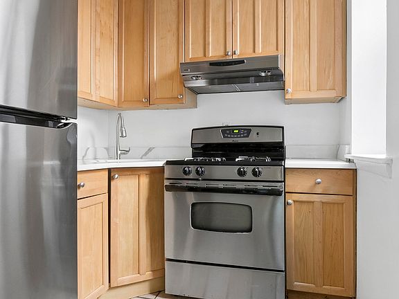 5th image of 376 Saint Johns Pl APT 2A