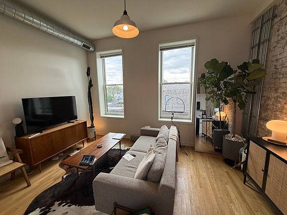 4th image of 1422 N Milwaukee Ave Unit 308