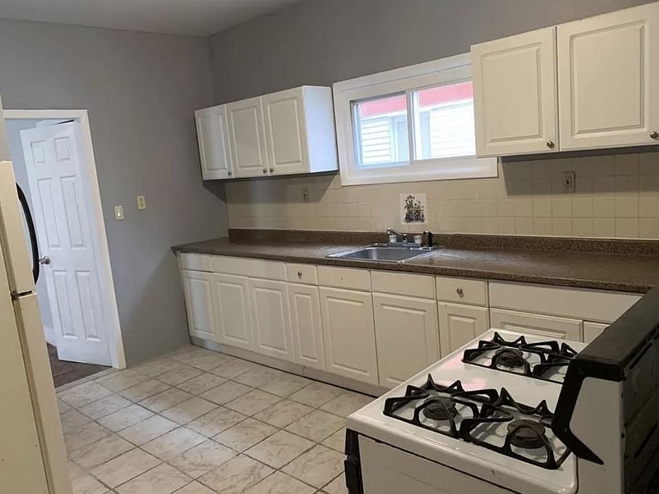 1st image of 380 Leslie St #1